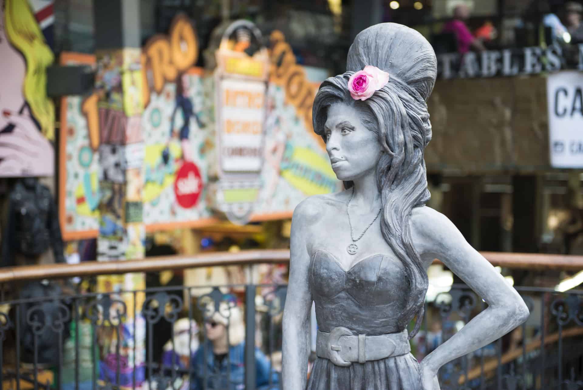 statue amy winehouse camden statue amy winehouse camden