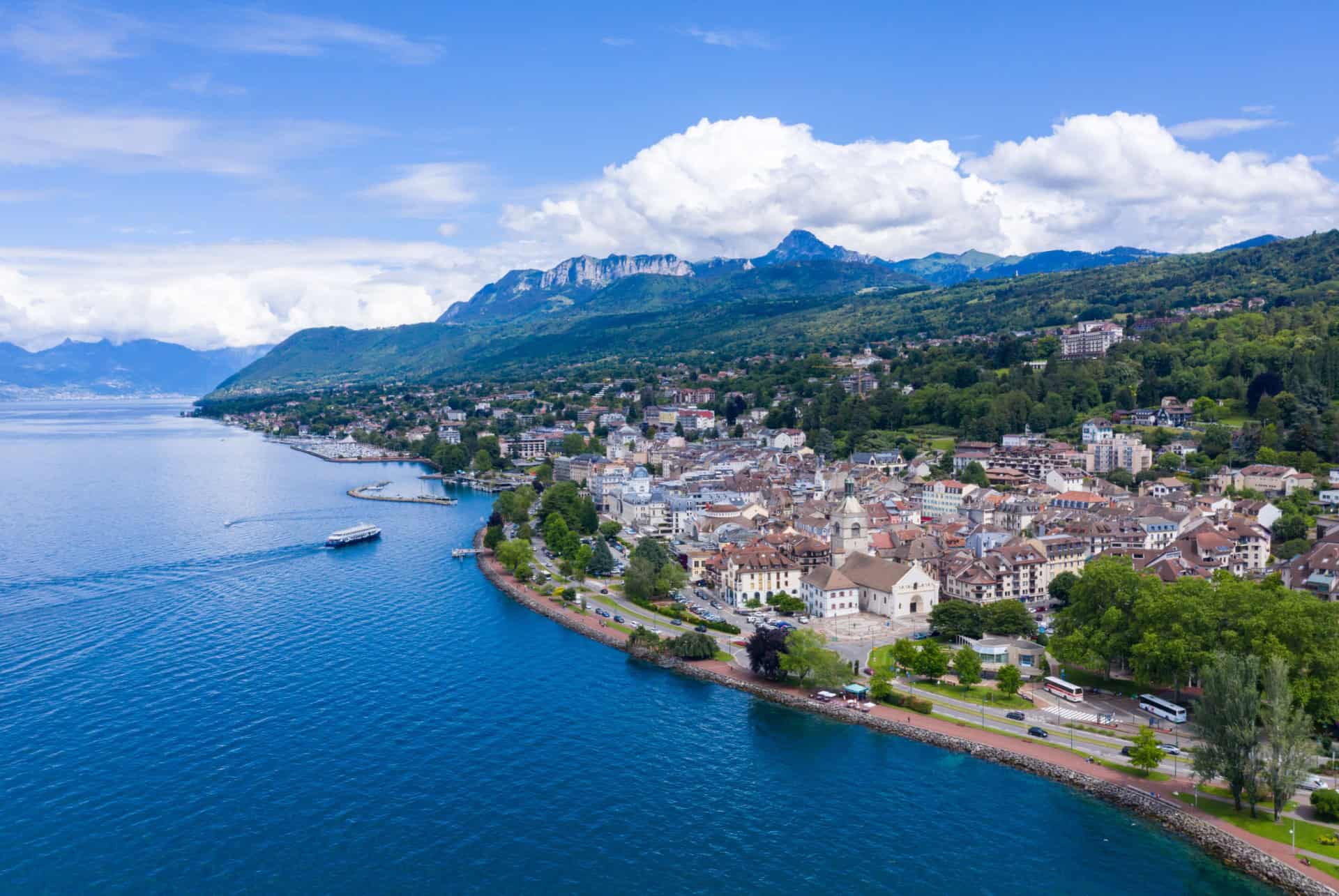 vue sur le lac leman et sur evian-les-bains vue sur le lac leman et sur evian-les-bains