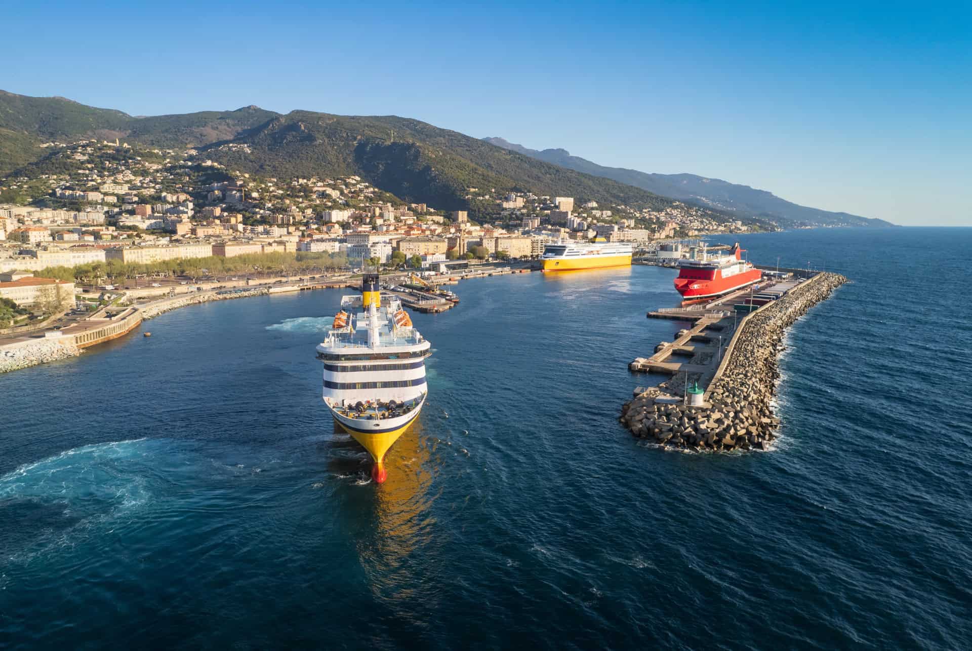 ferry dans le port de bastia ferry dans le port de bastia