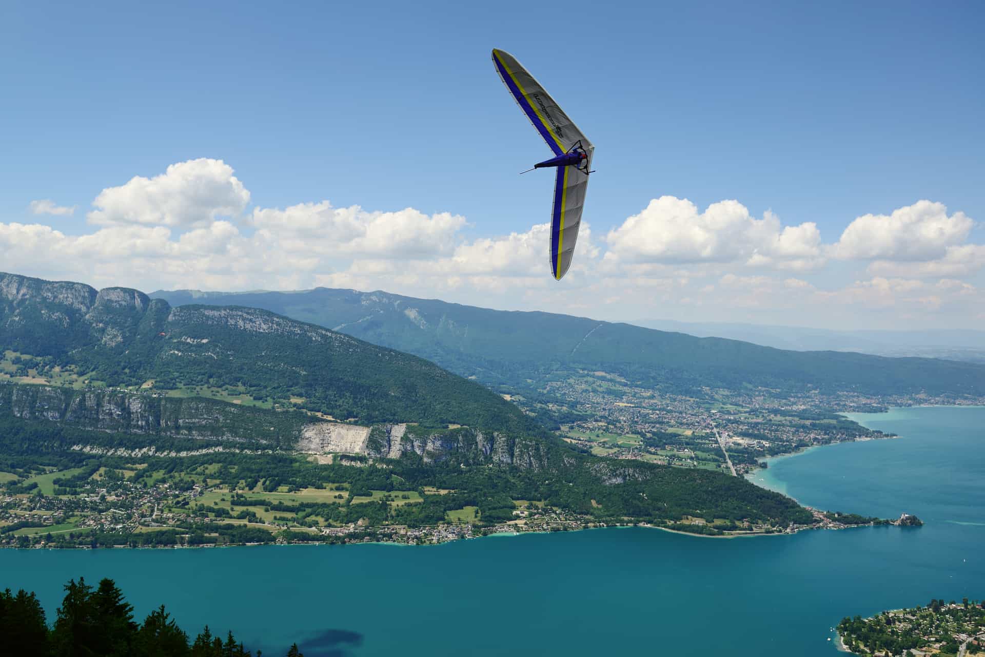 deltaplane au dessus du lac d'annecy