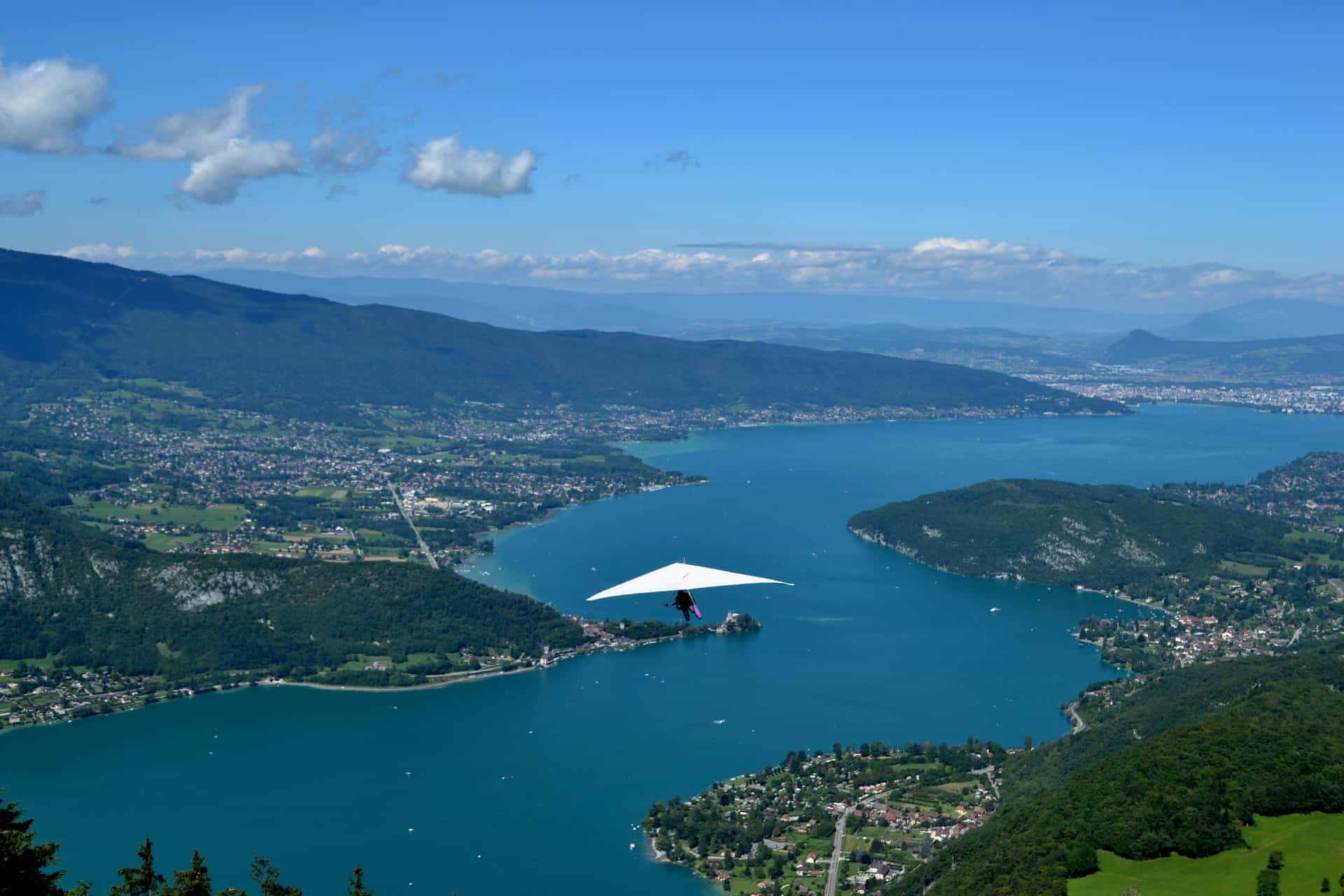 vol en deltaplane au dessus du lac d'annecy