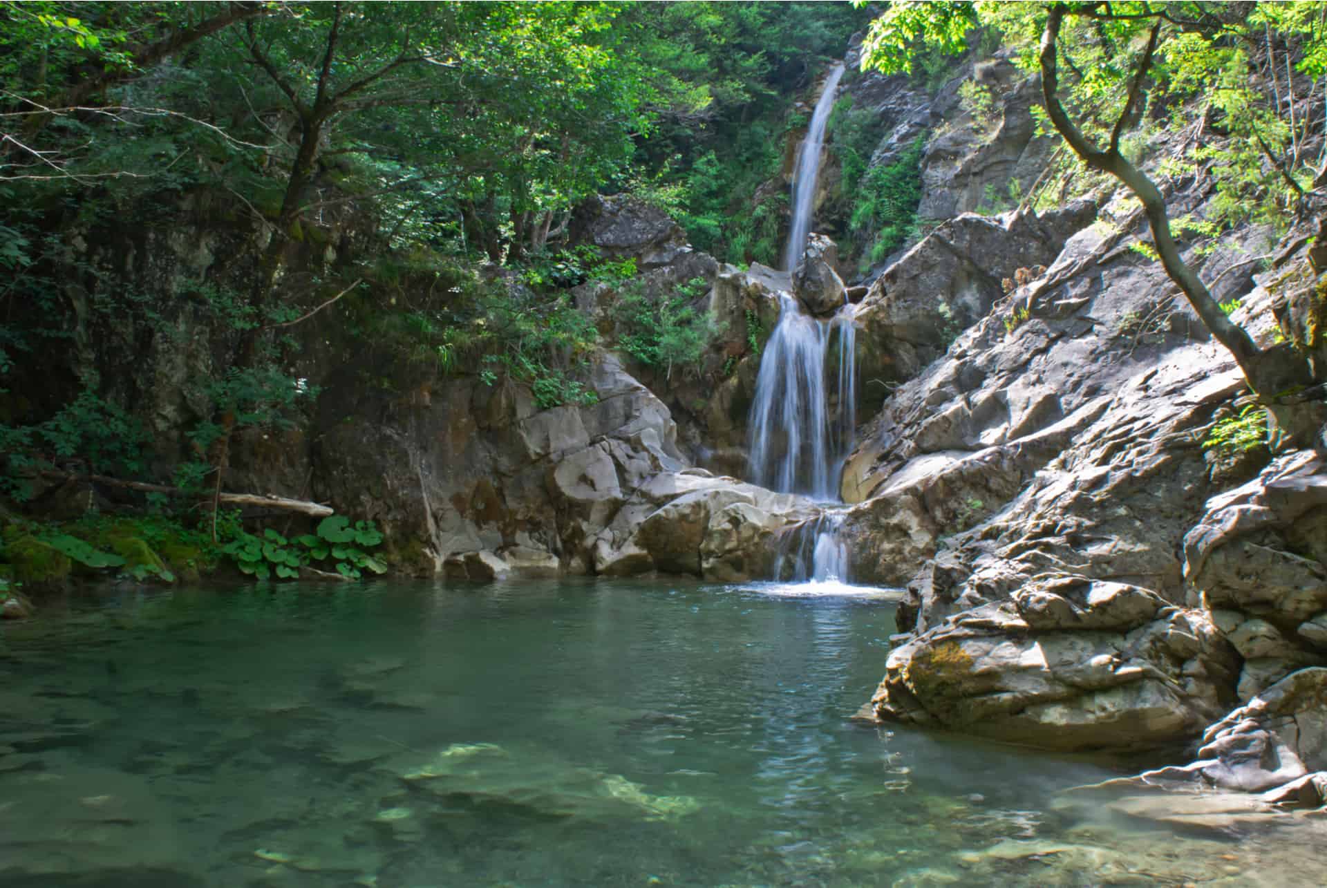 cascade dans les gorges de vikos cascade dans les gorges de vikos