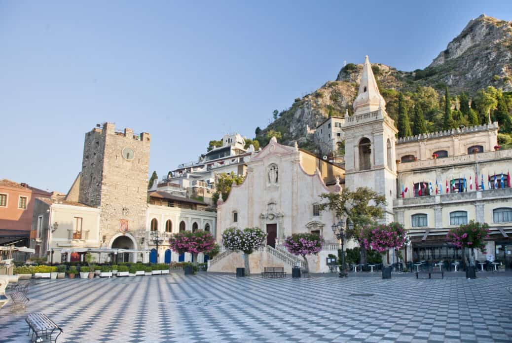 piazza april taormina