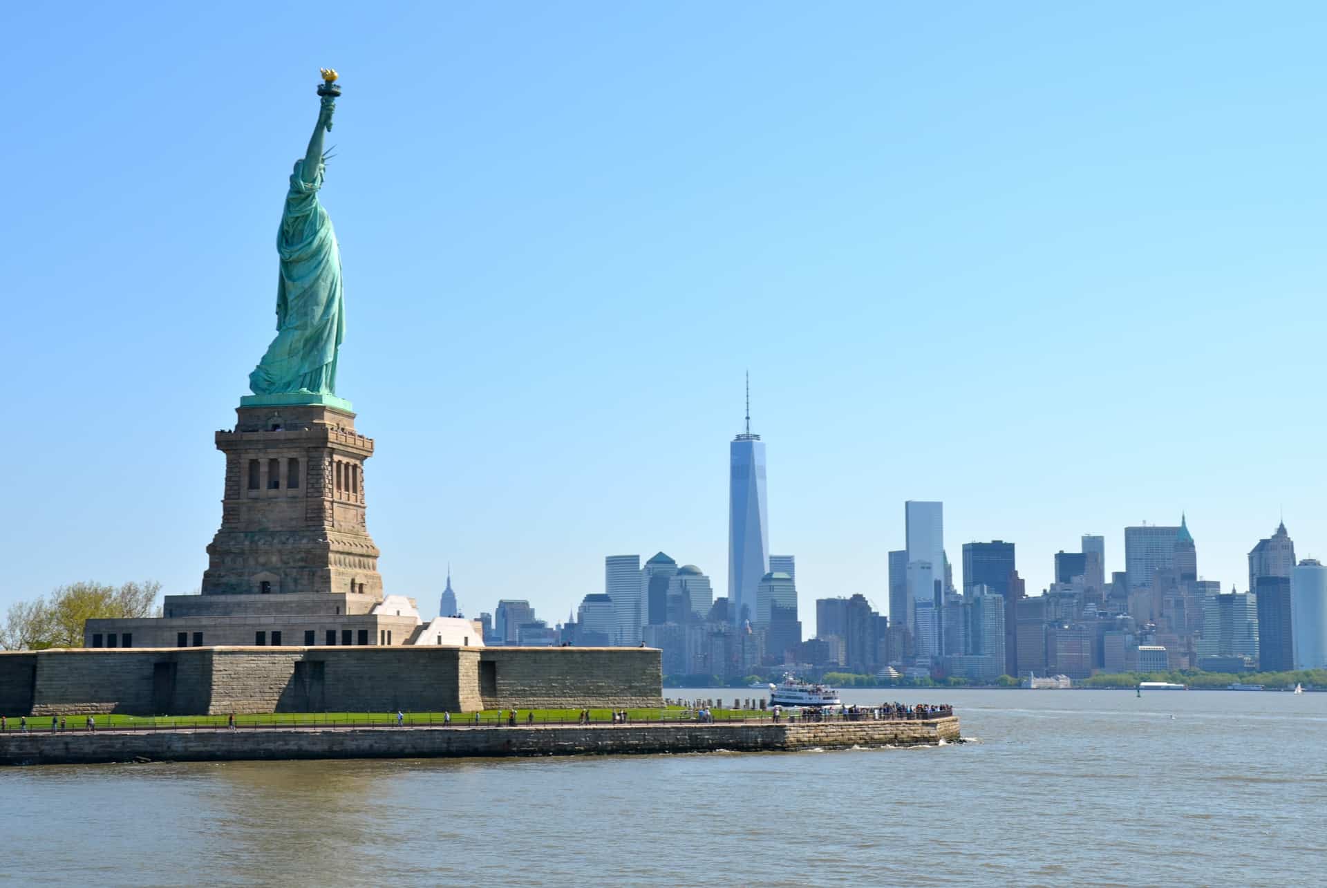 statue de la liberte et skyline