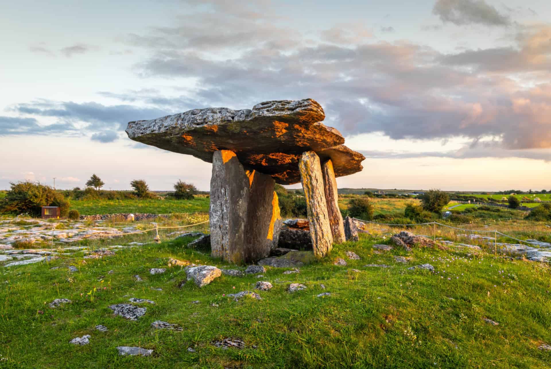 dolmen de poulnabrone dolmen de poulnabrone
