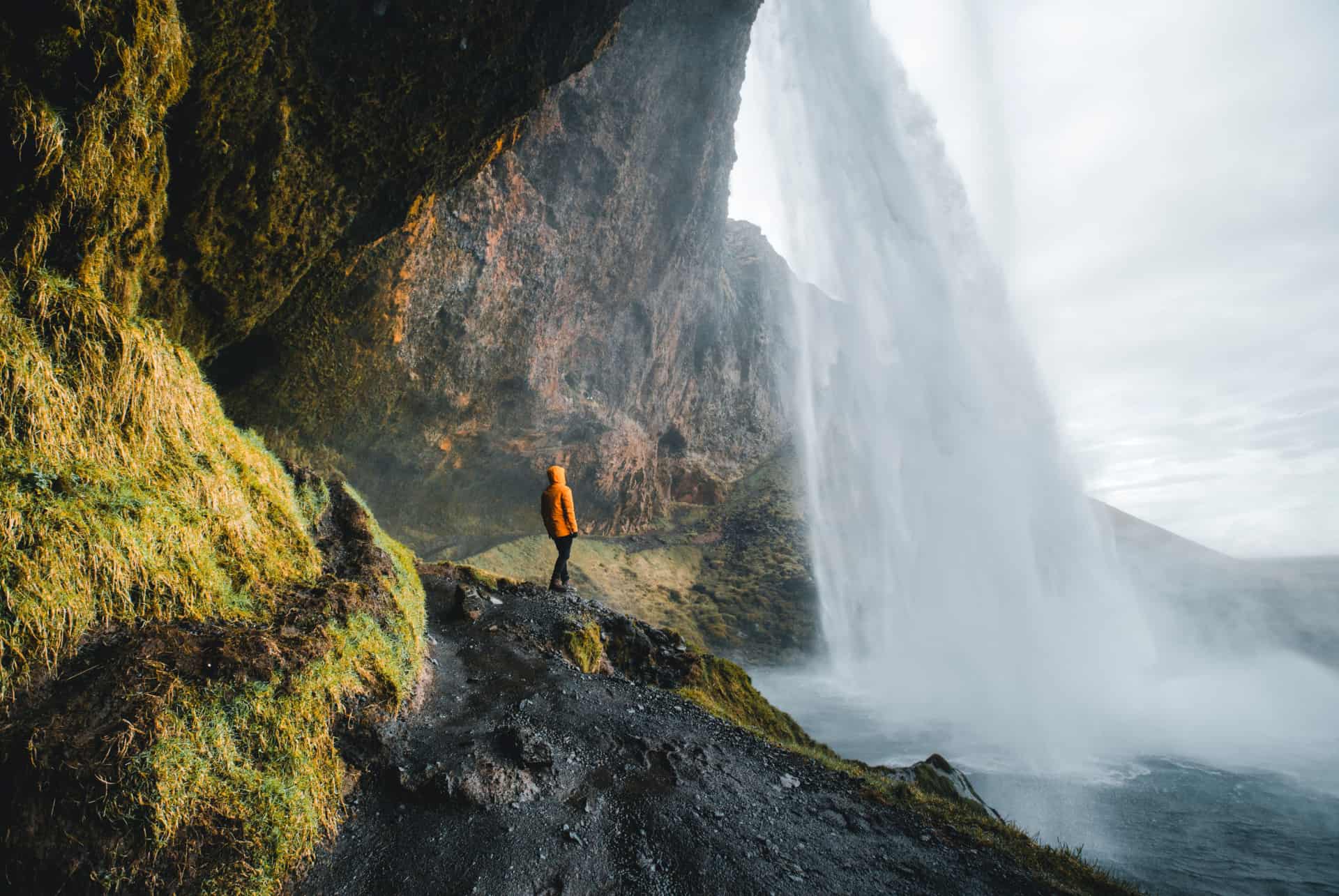 homme derriere seljalandsfoss