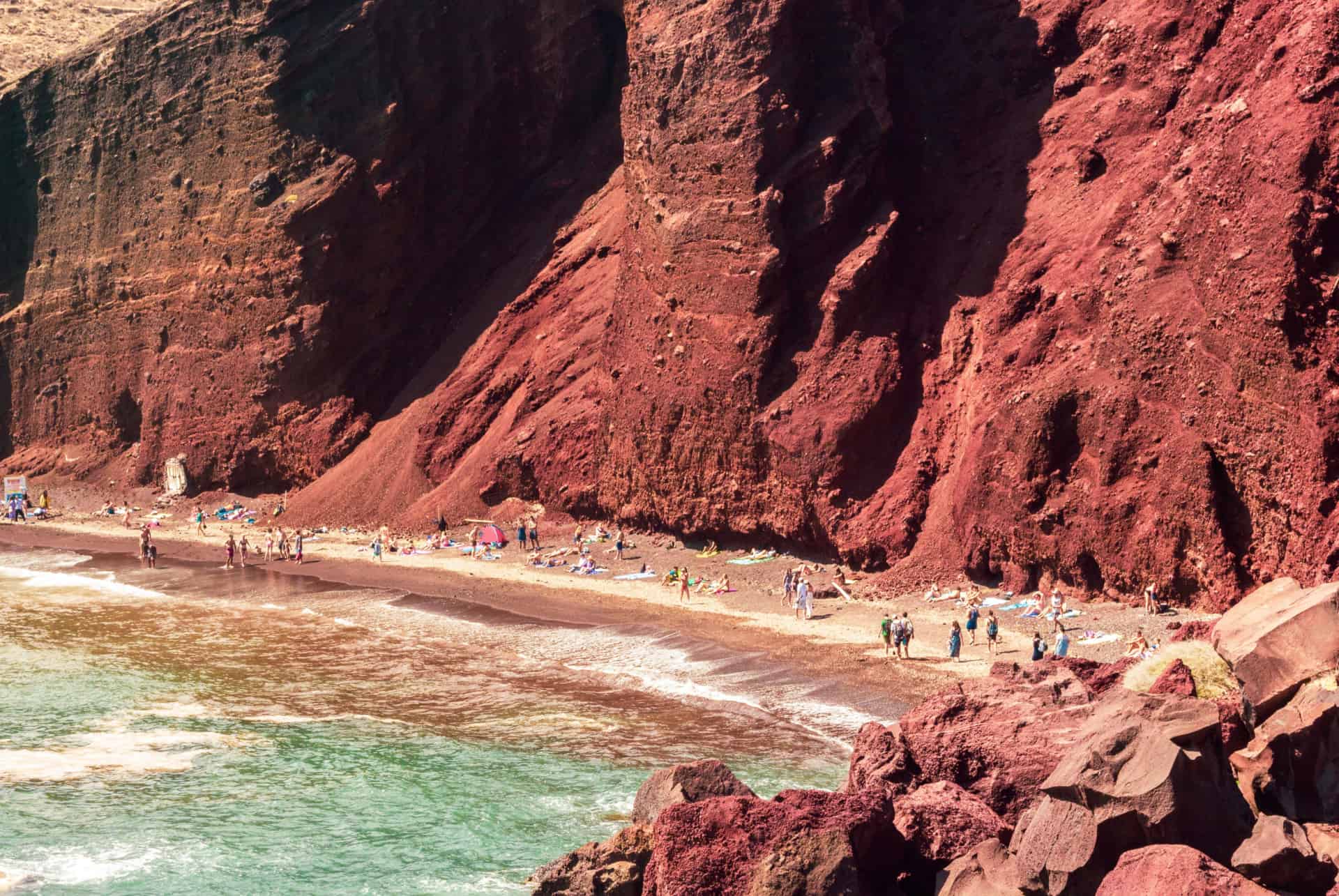 plage rouge santorin