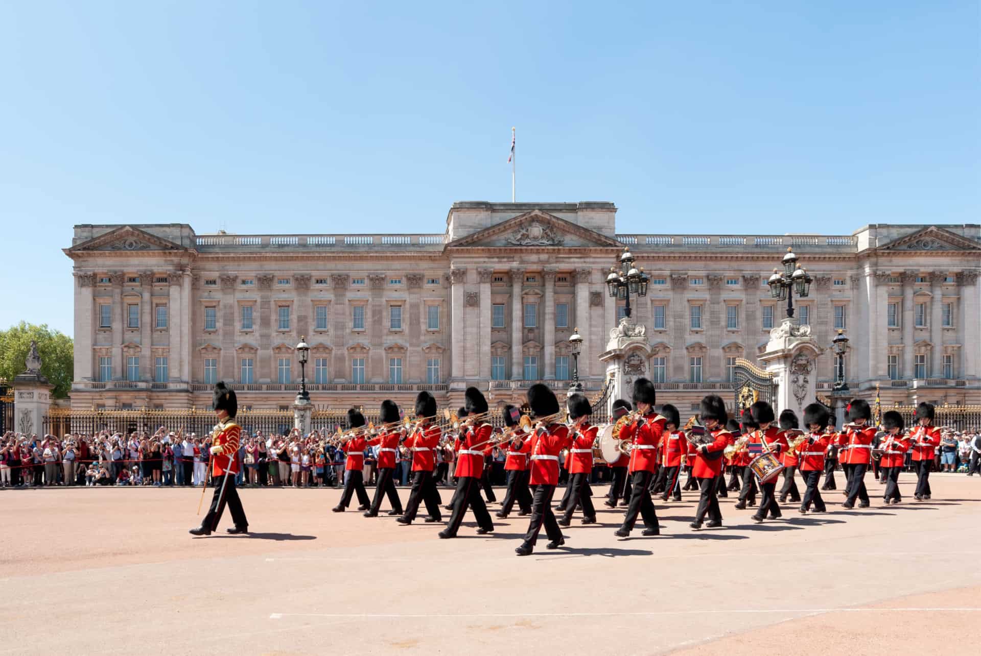 gardes buckingham palace visiter londres en 2 jours