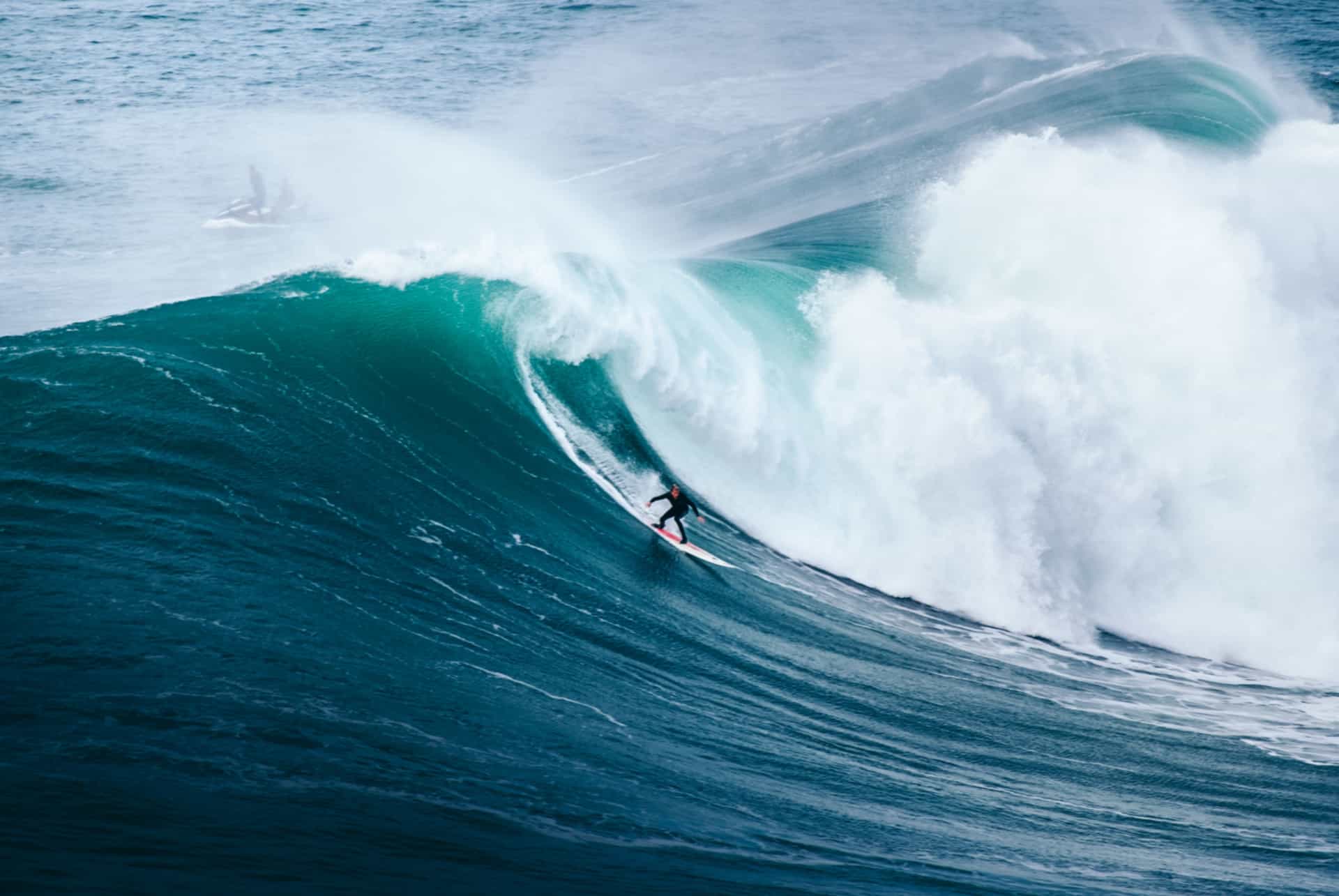 surfer en hiver au portugal