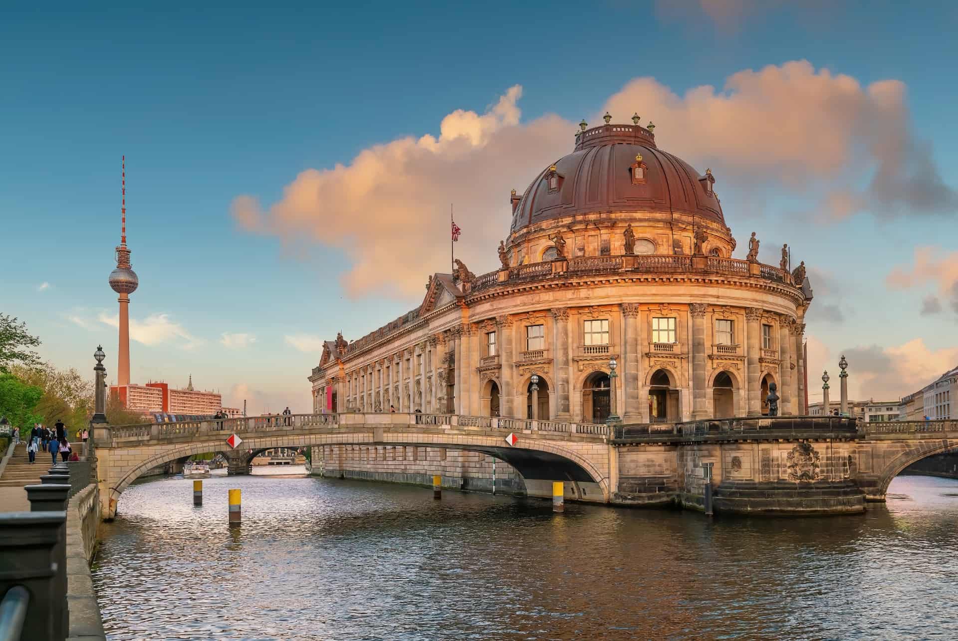 ile aux musees de berlin sunset