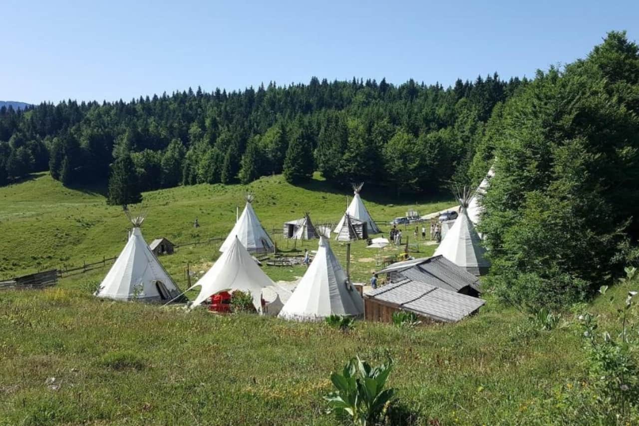 tipis dans le village tipi