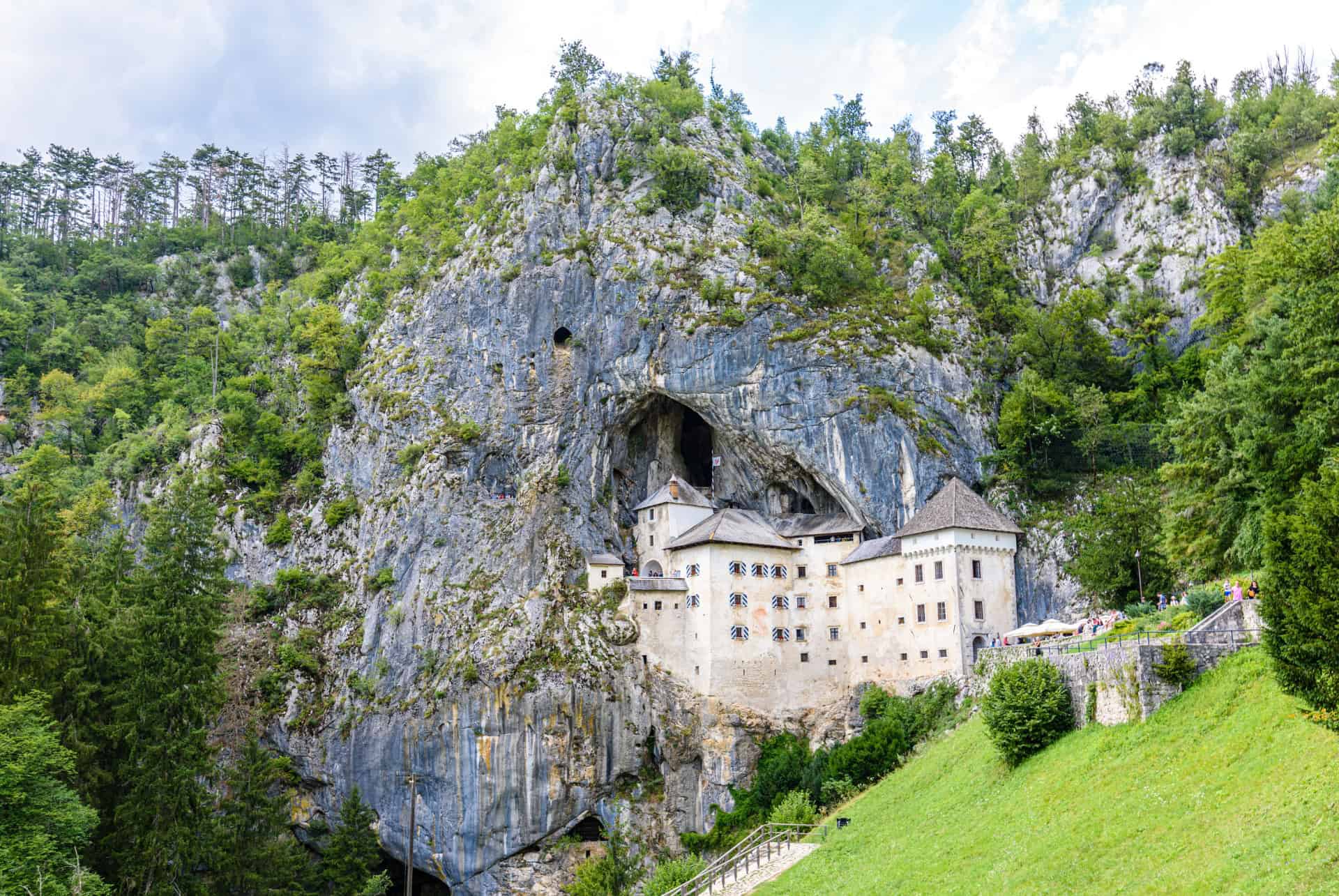 chateau de predjama chateau de predjama