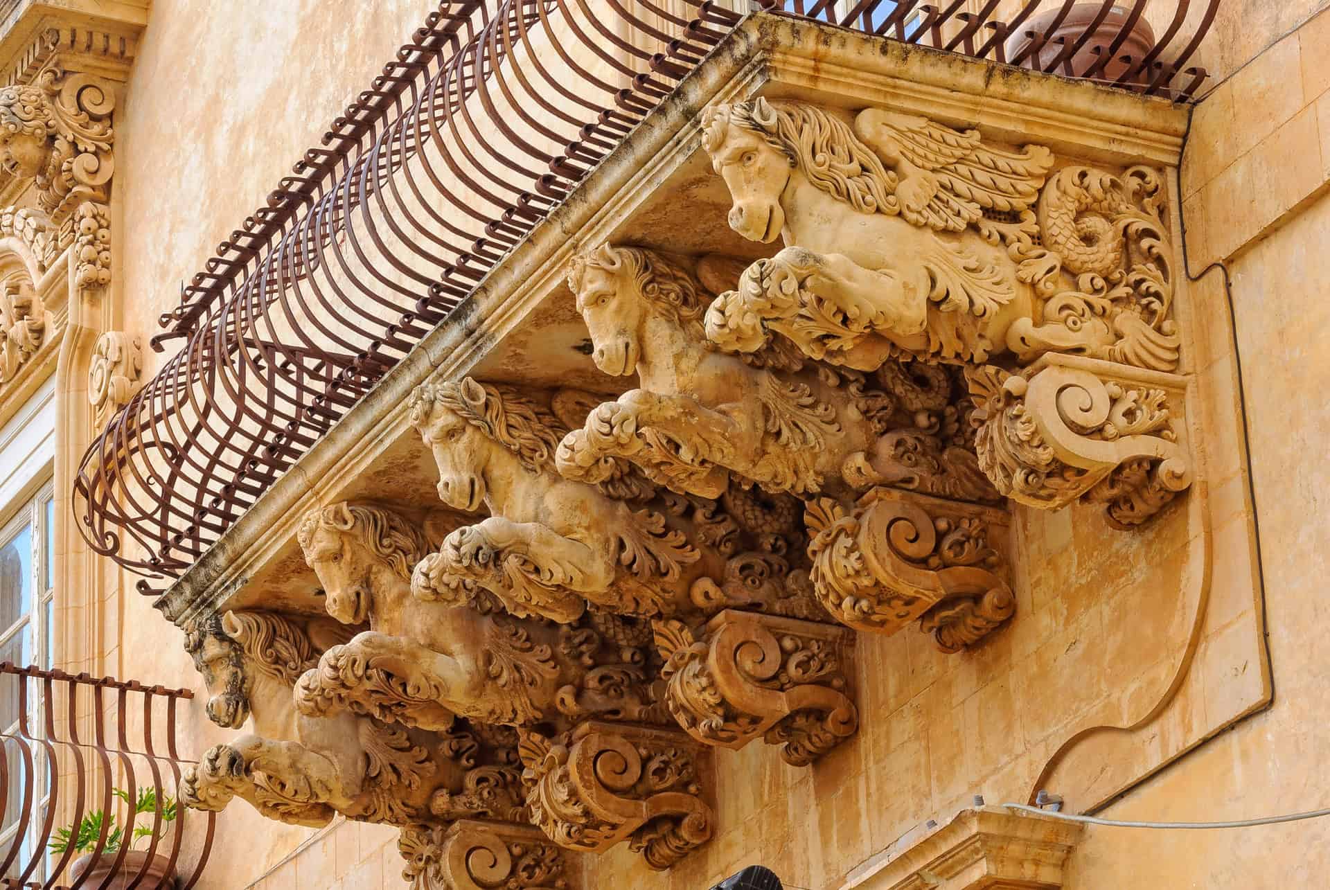 visiter noto en sicile palais nicolaci balcon visiter noto en sicile palais nicolaci balcon