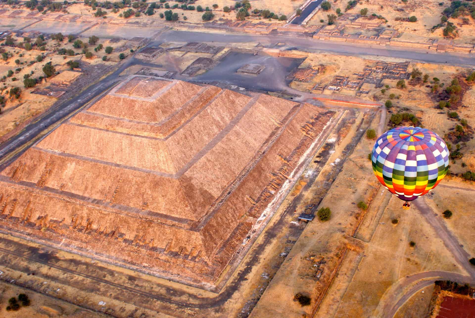 vue aerienne vol en montgolfière à teotihuacan vue aerienne vol en montgolfière à teotihuacan